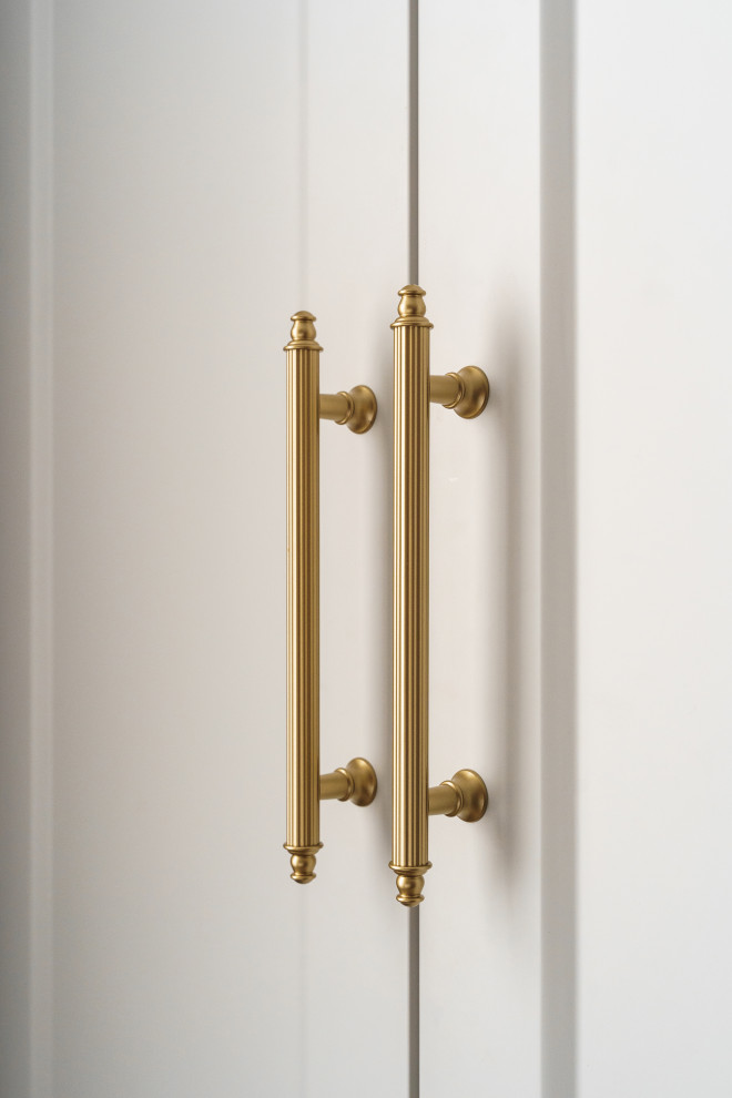 Бело-розовый интерьер с рифлеными фасадами