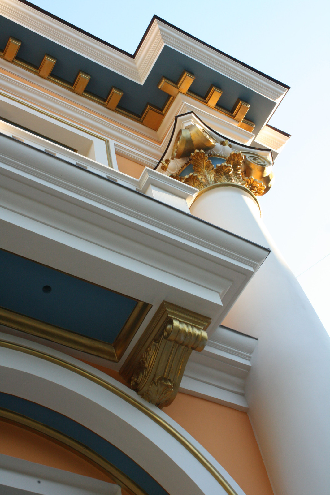 Классический особняк в городской застройке