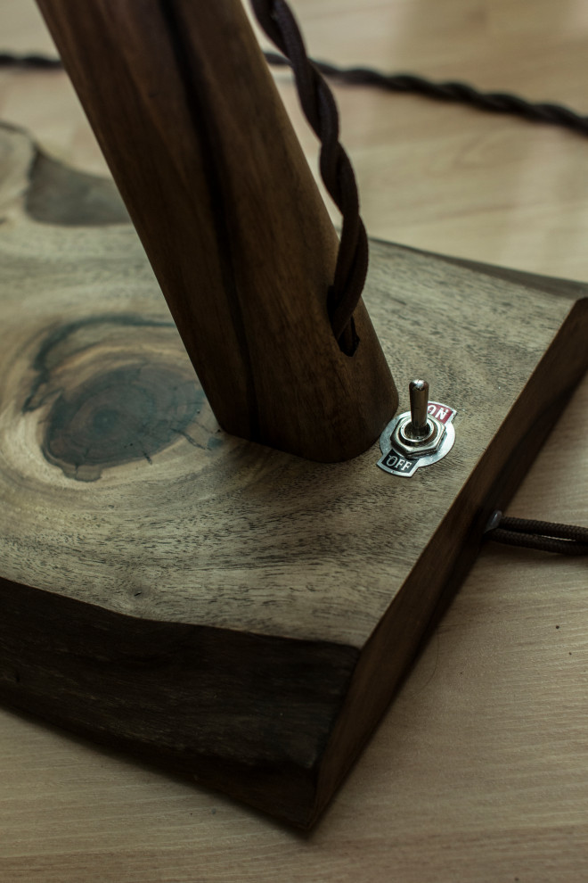 Напольная лампа из ореха.