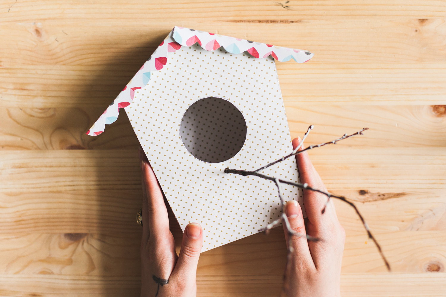 DIY: Декоративный скворечник для птиц из бумаги и картона