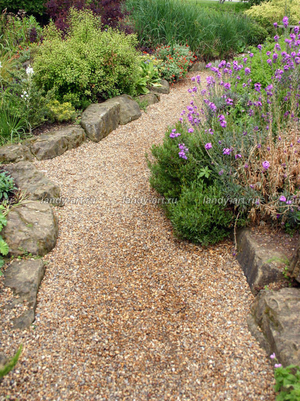 Использование сыпучих материалов в саду.