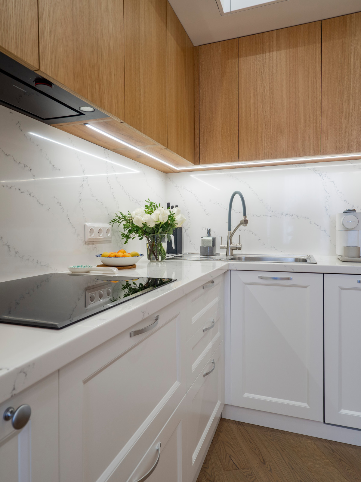 Уютная белая неоклассическая кухня с элементами под дерево