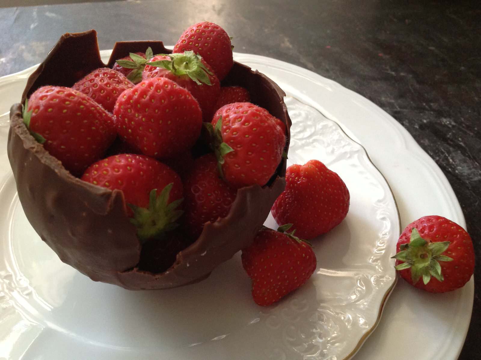 DIY: Съедобная тарелка из воздушного шарика и молочного шоколада