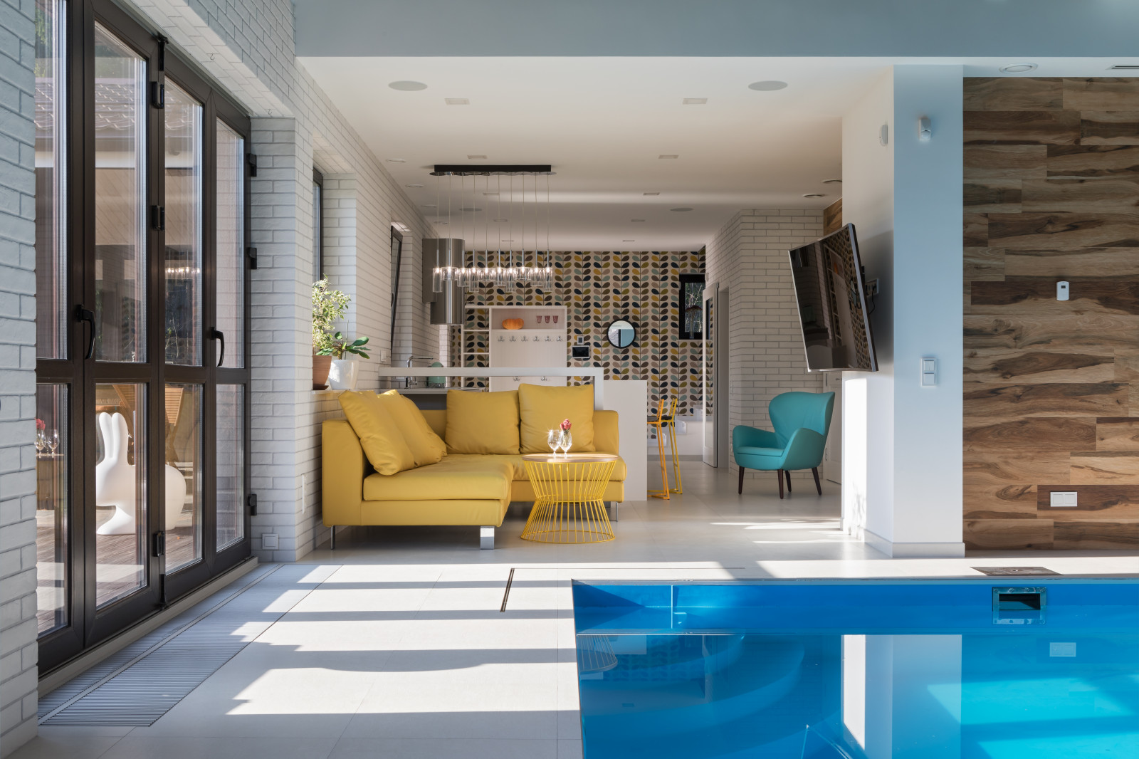 Гостевой дом с сауной , бассейном , гостевой и игровой комнатами