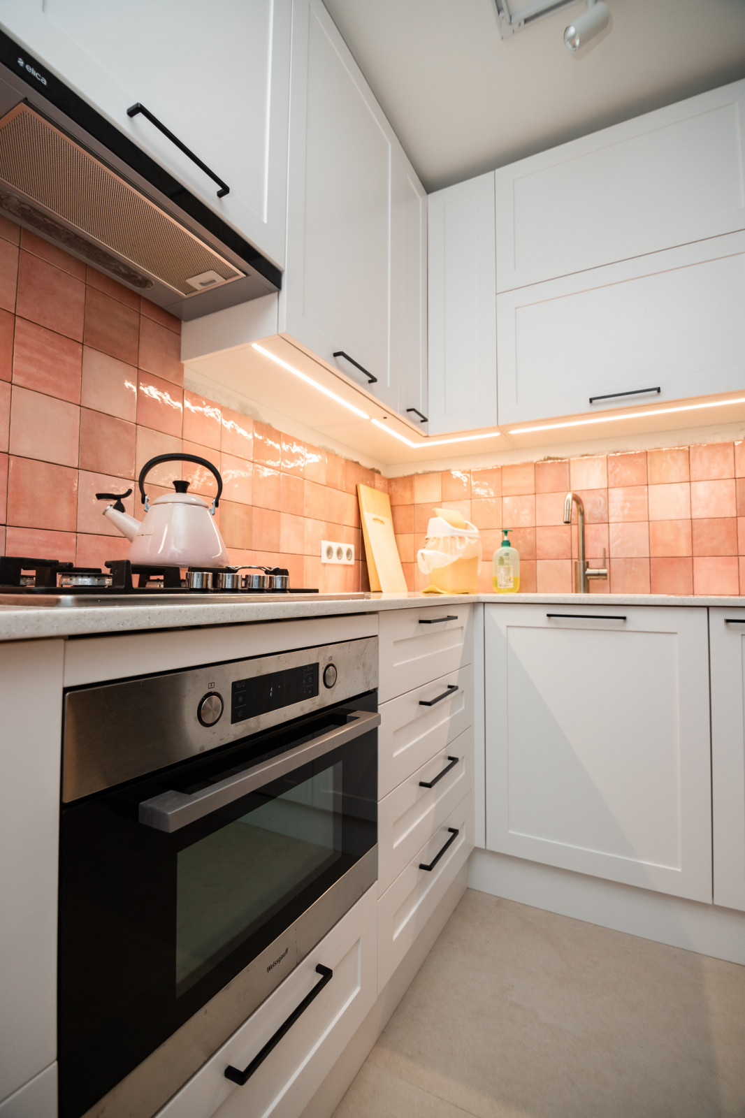 Белая небольшая кухня в стиле неоклассика