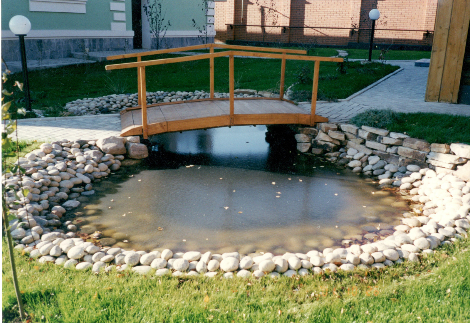 Обложка проекта: декоративный водоем с мостиком