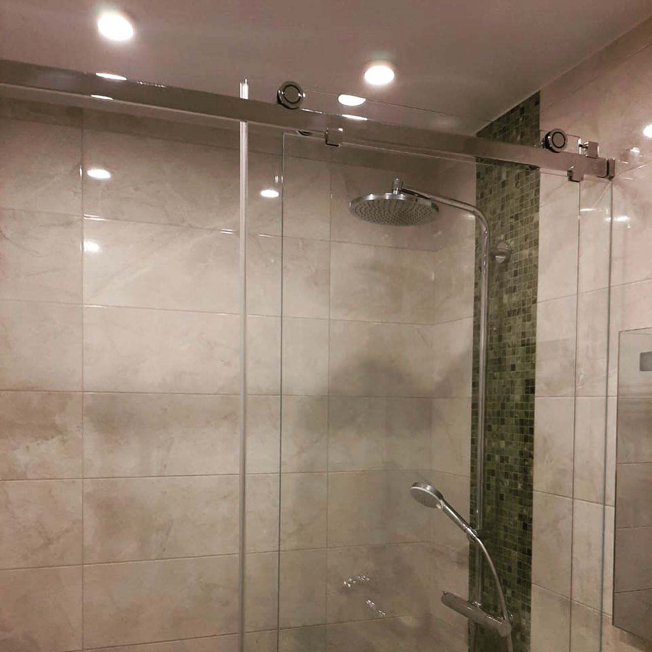 Обложка проекта: Раздвижная душевая перегородка из стекла Claro от MWE Германия