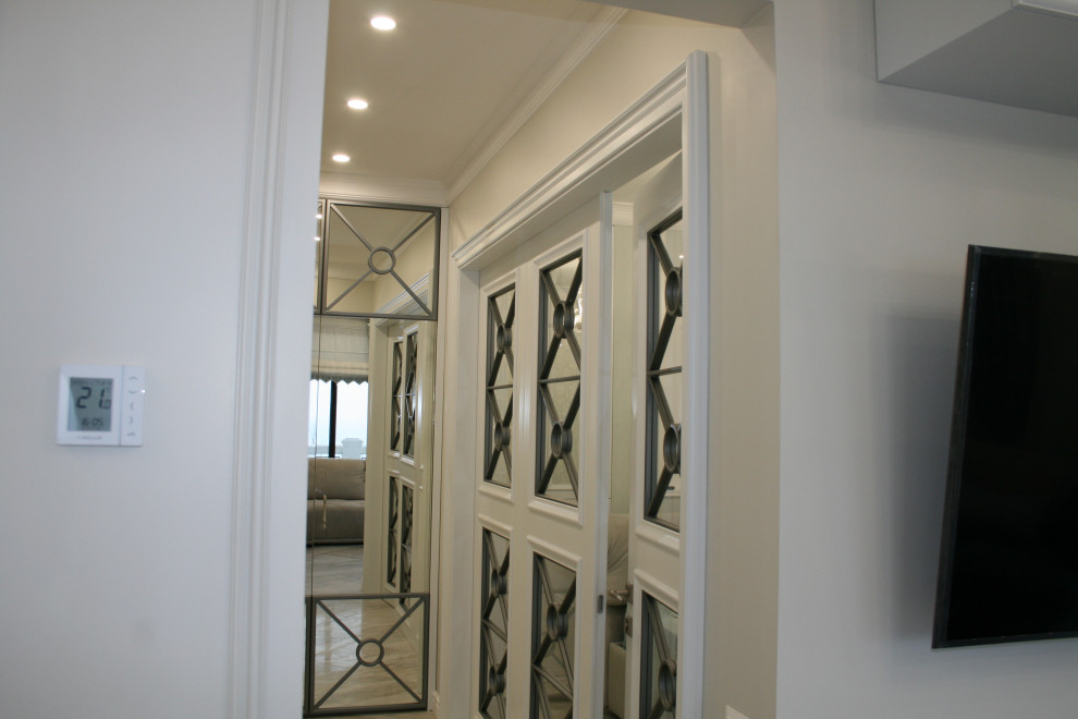 Белая неоклассика с оттенком морской волны