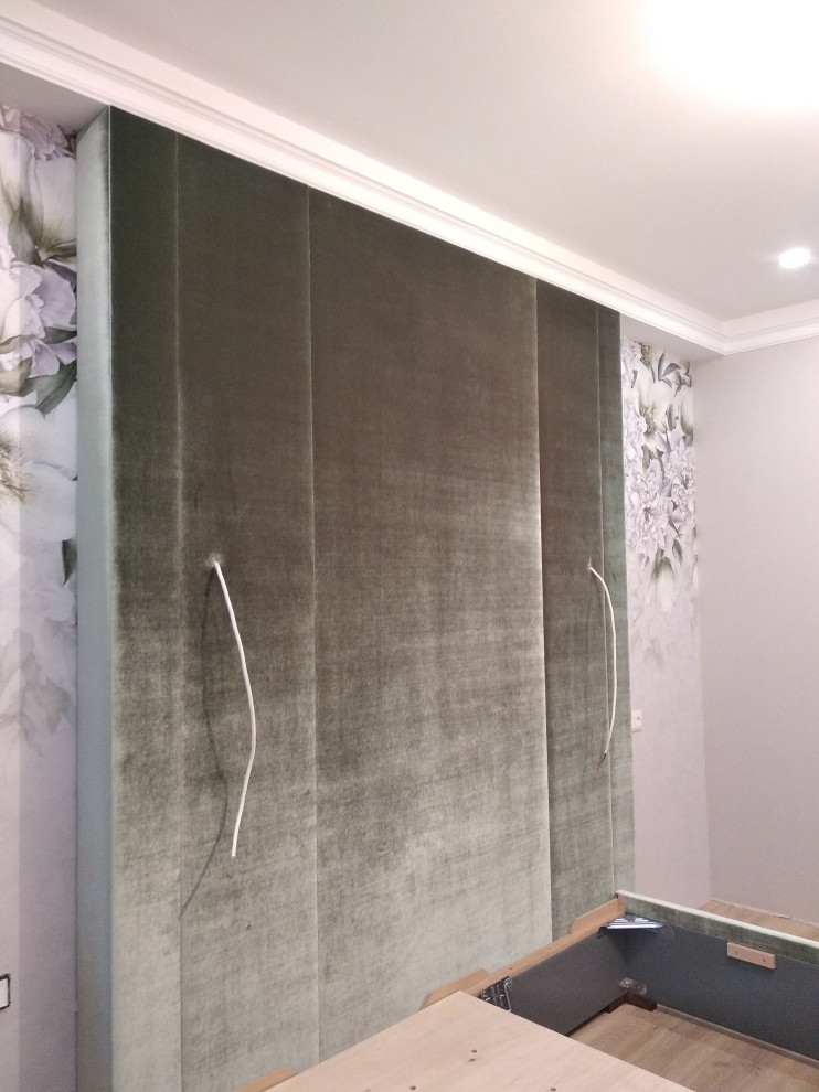 Оливковая бархатная кровать с высоким изголовьем