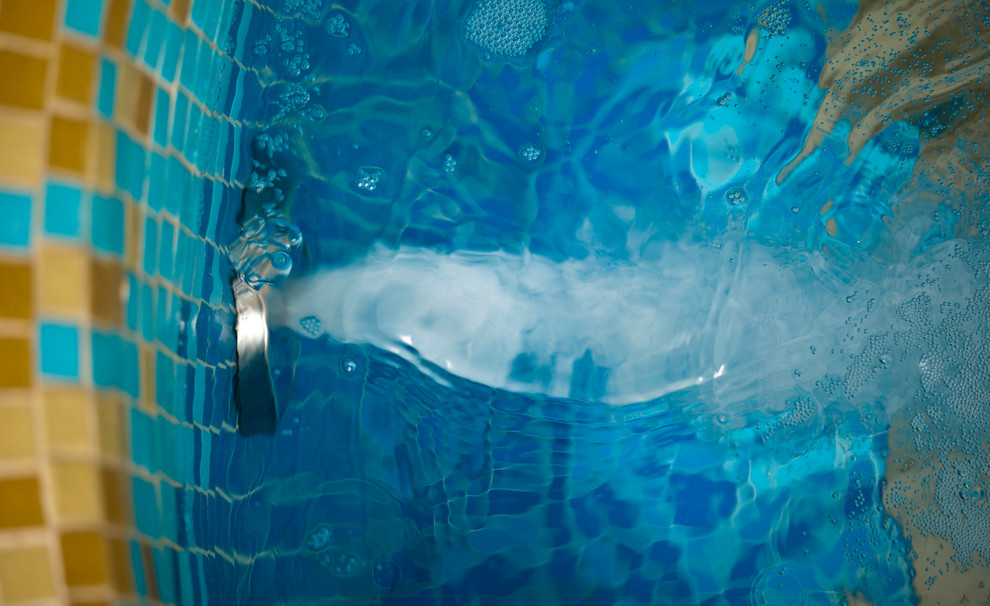 Бассейн в цокольном этаже жилого дома