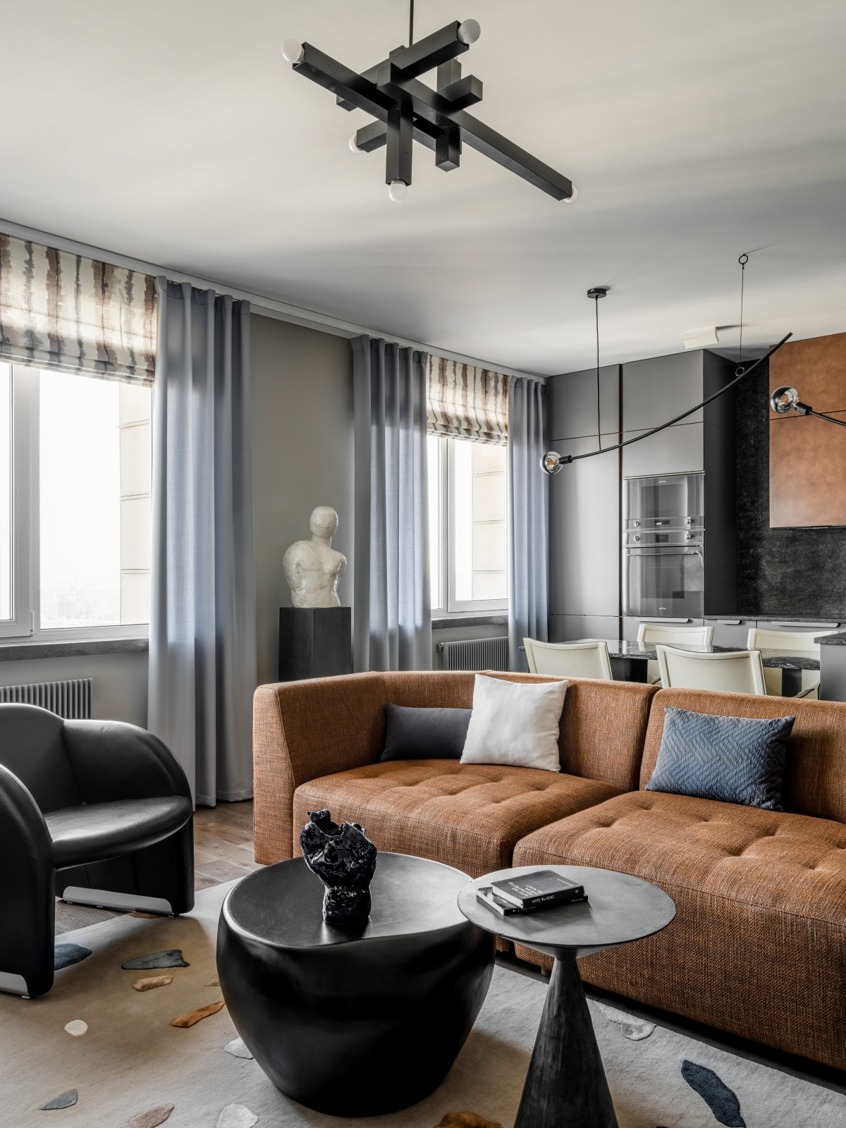 Кухня с фасадами под состаренную медь