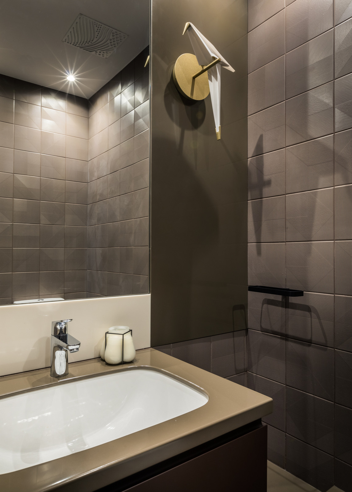 Яркая квартира с элементами из латуни