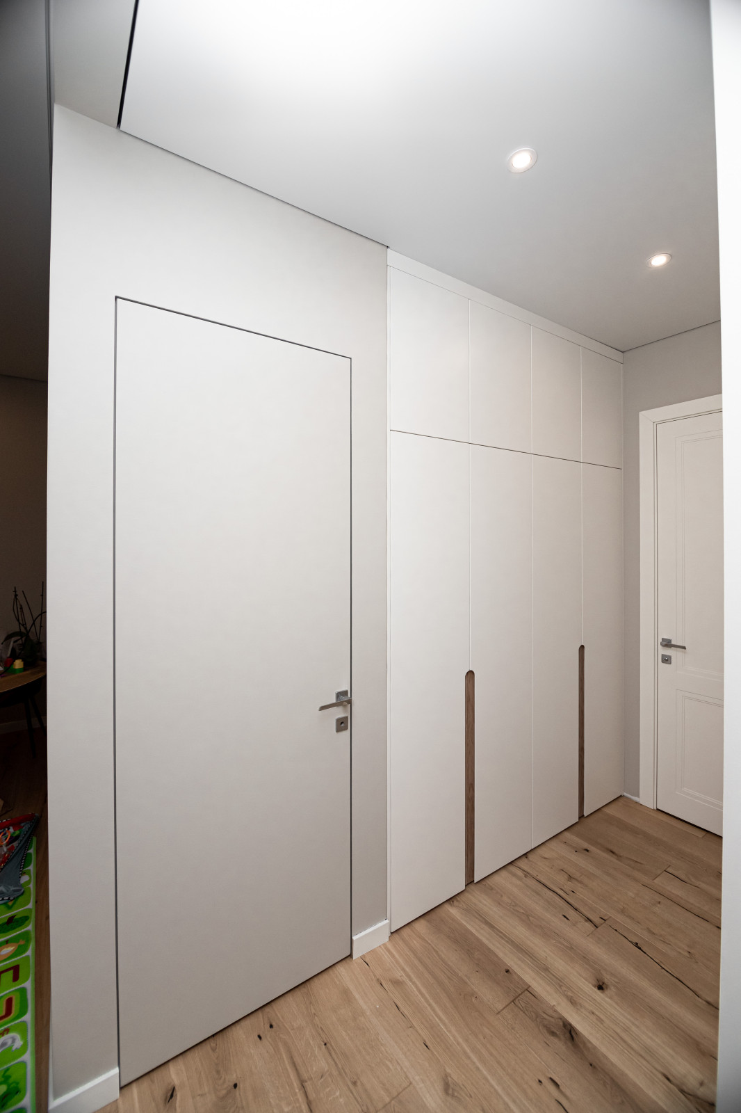 Гардероб и шкаф в прихожую в минималистичном стиле