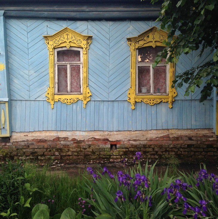 Защитить и украсить: Символика и орнаменты резных наличников