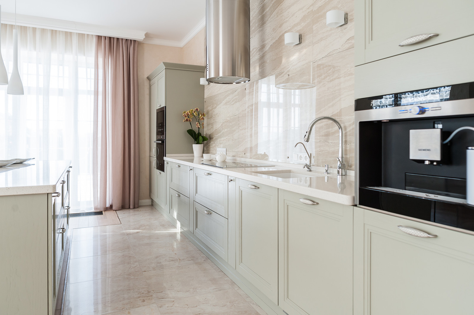 Загородный дом с розовой столовой