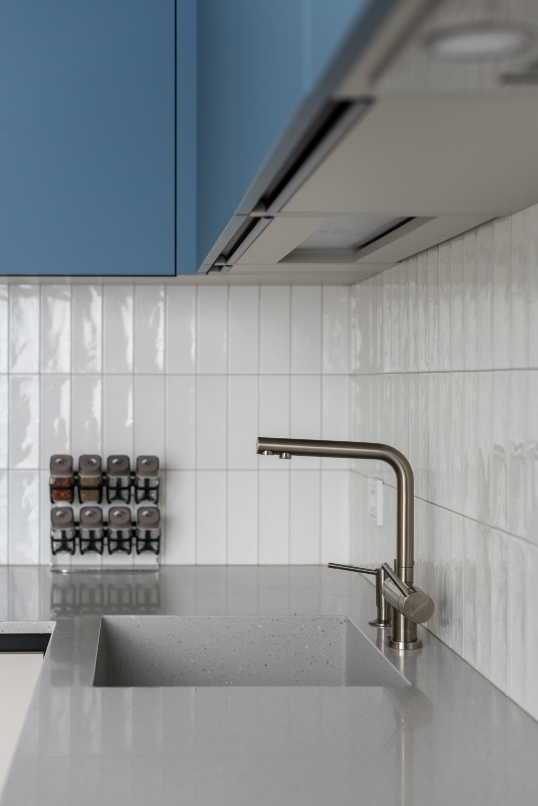 Двухуровневая угловая кухня