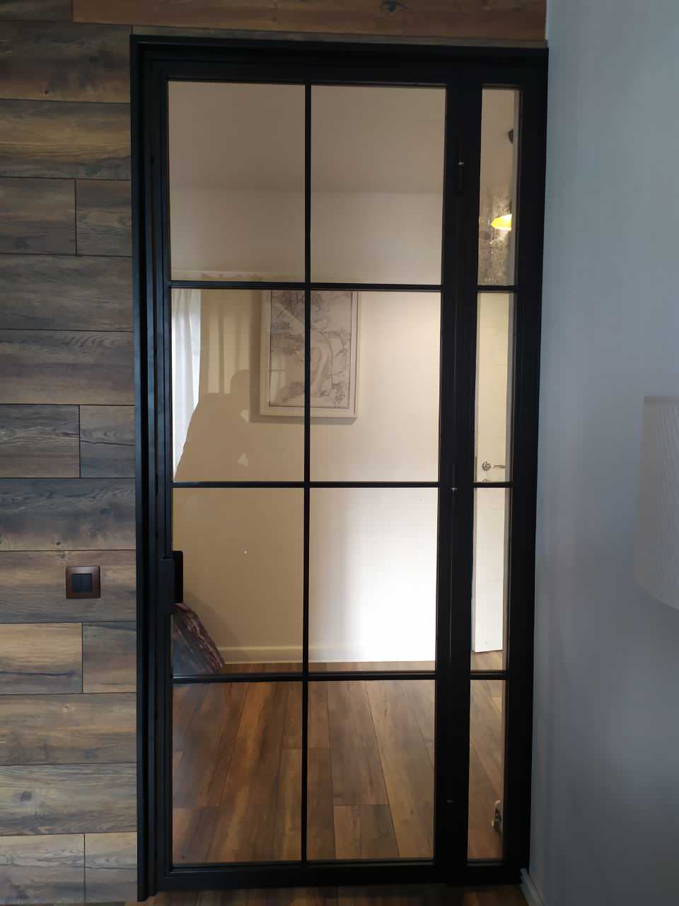 Лофт перегородка с распашной дверью