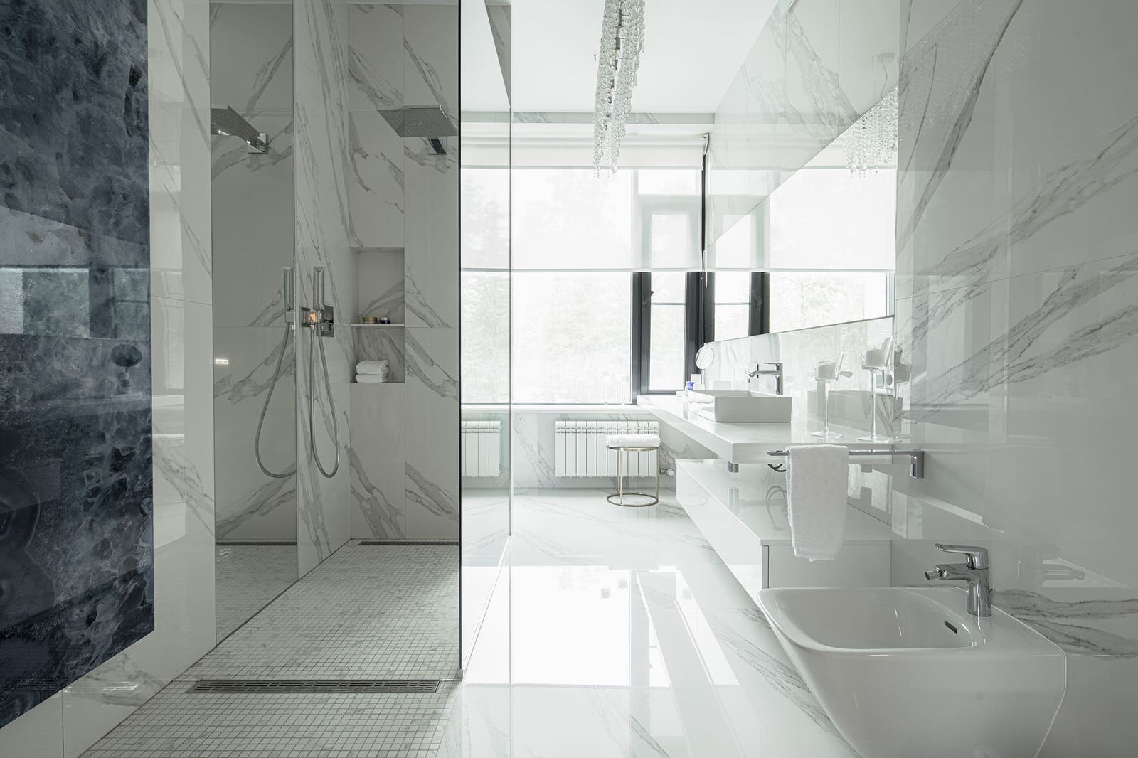 Большой красивый белый дом