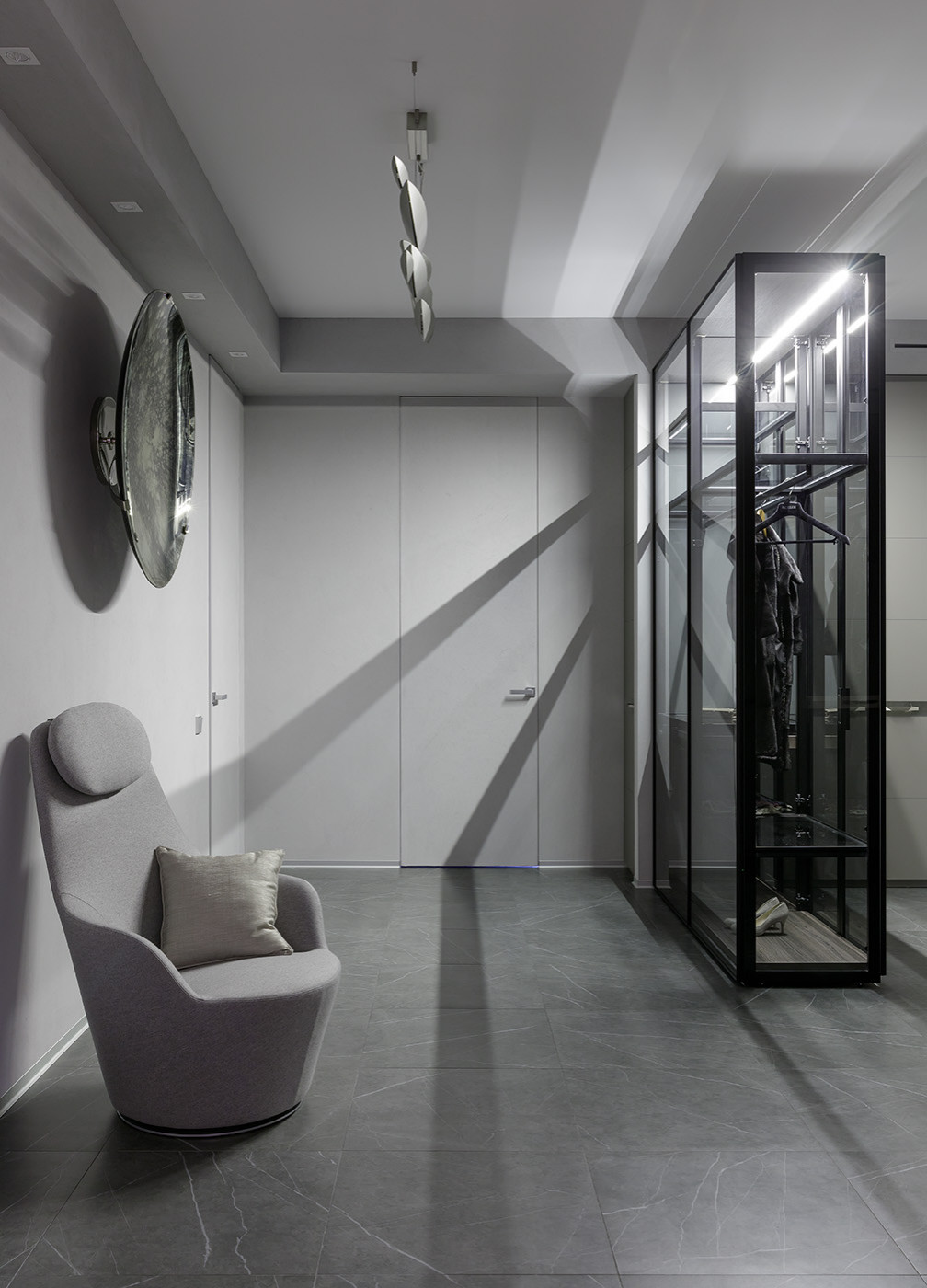 Прозрачный шкаф в гостиной комнате