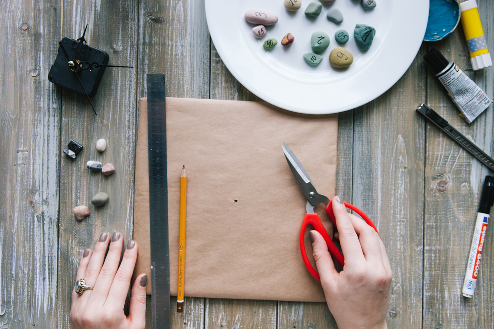 DIY: Оригинальные настенные часы своими руками из морской гальки