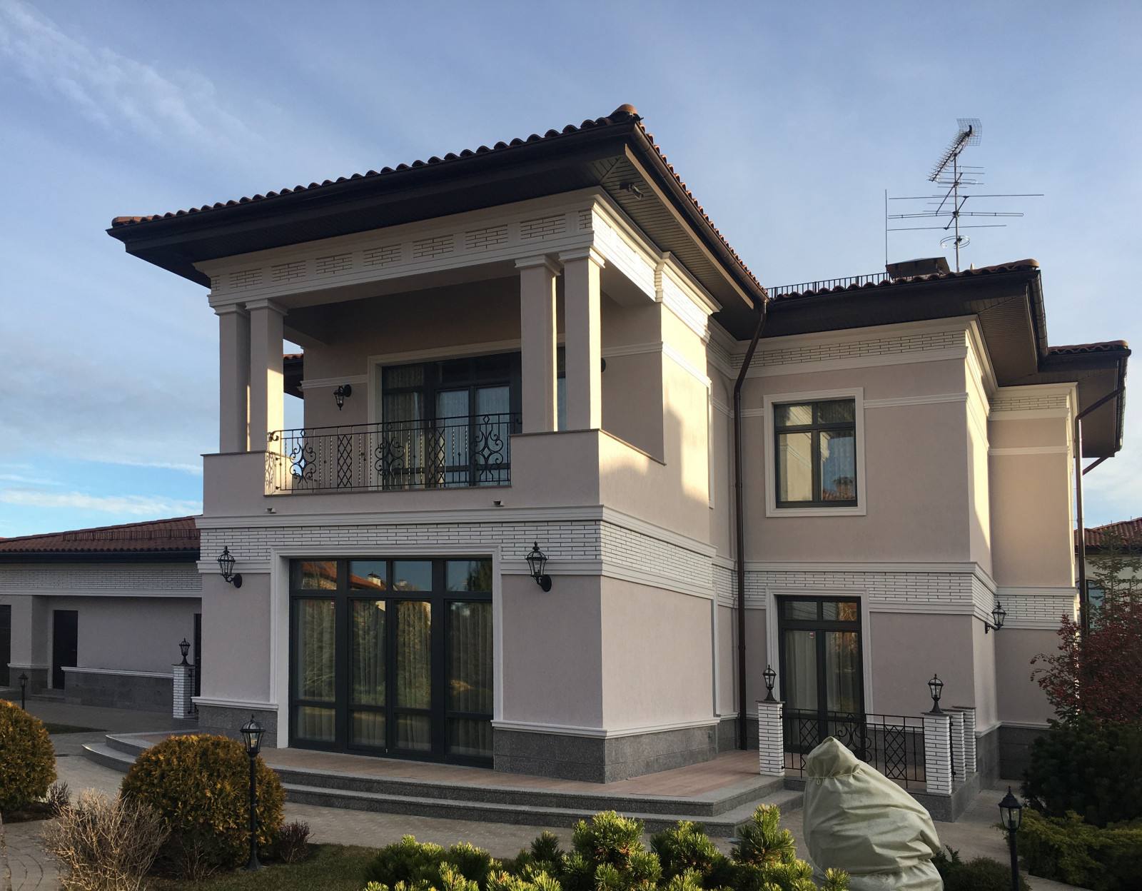 Дизайн и реконструкция фасада загородного дома