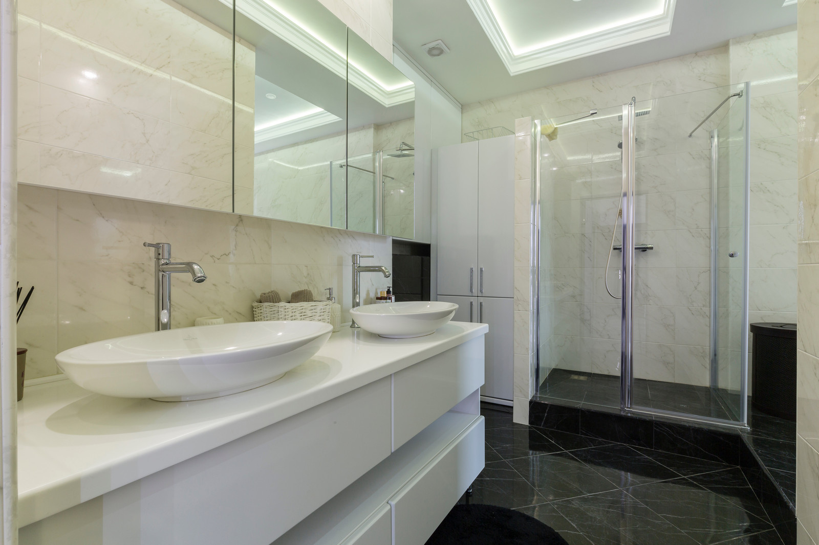 STYLISH LUX APARTMENT IN THE HEART OF THE CITY