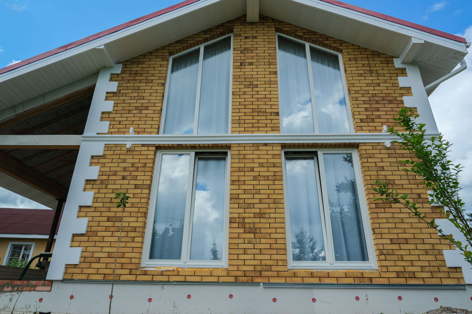 Деревянные современные окна для загородных домов