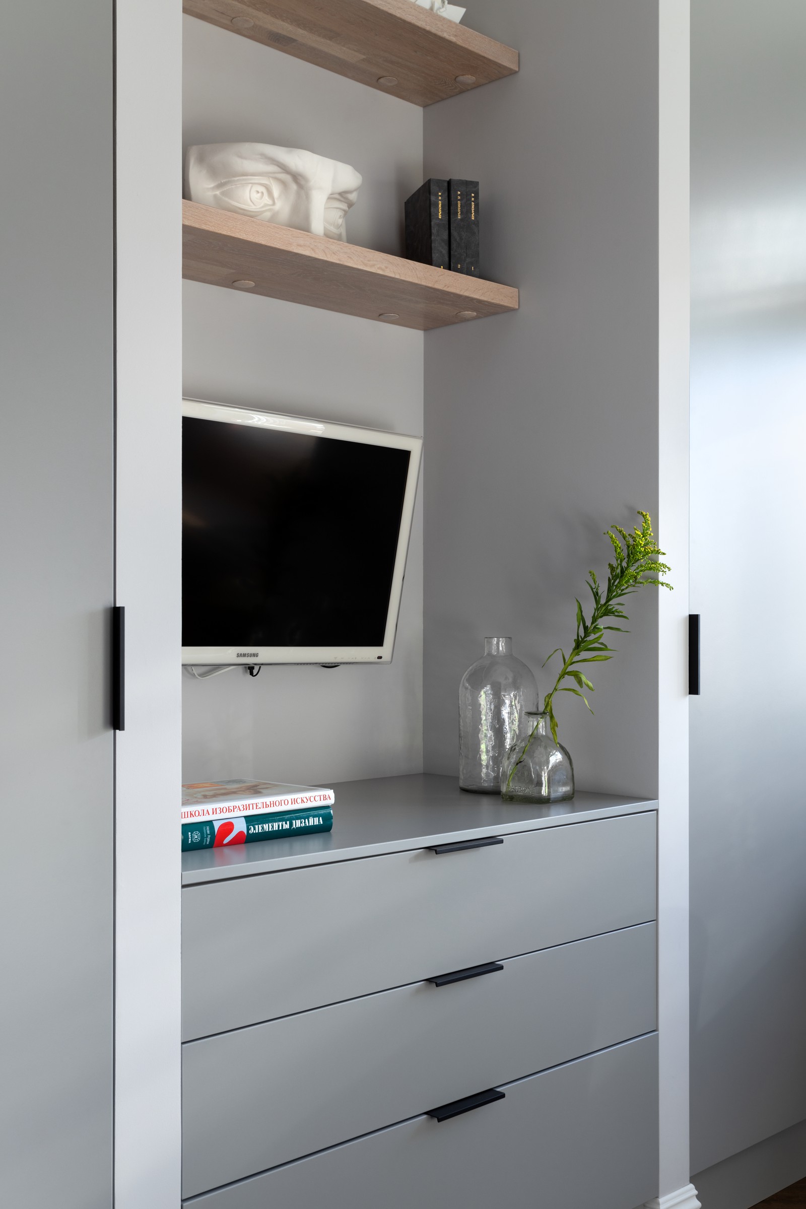 Ахроматика детской зоны с цветовыми акцентами