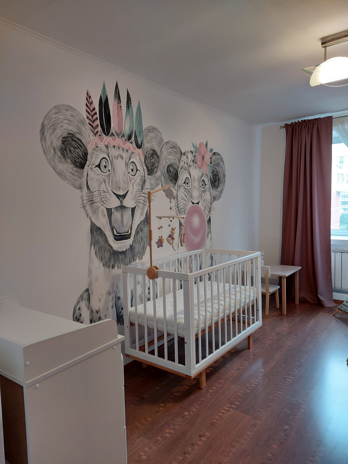 Роспись стены в детской " Львята"