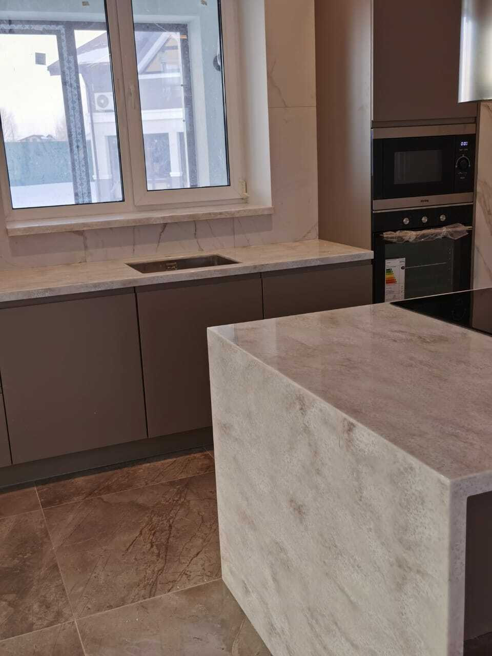 Обложка проекта: Подоконник,столешница и остров с опорами из акрилового камня