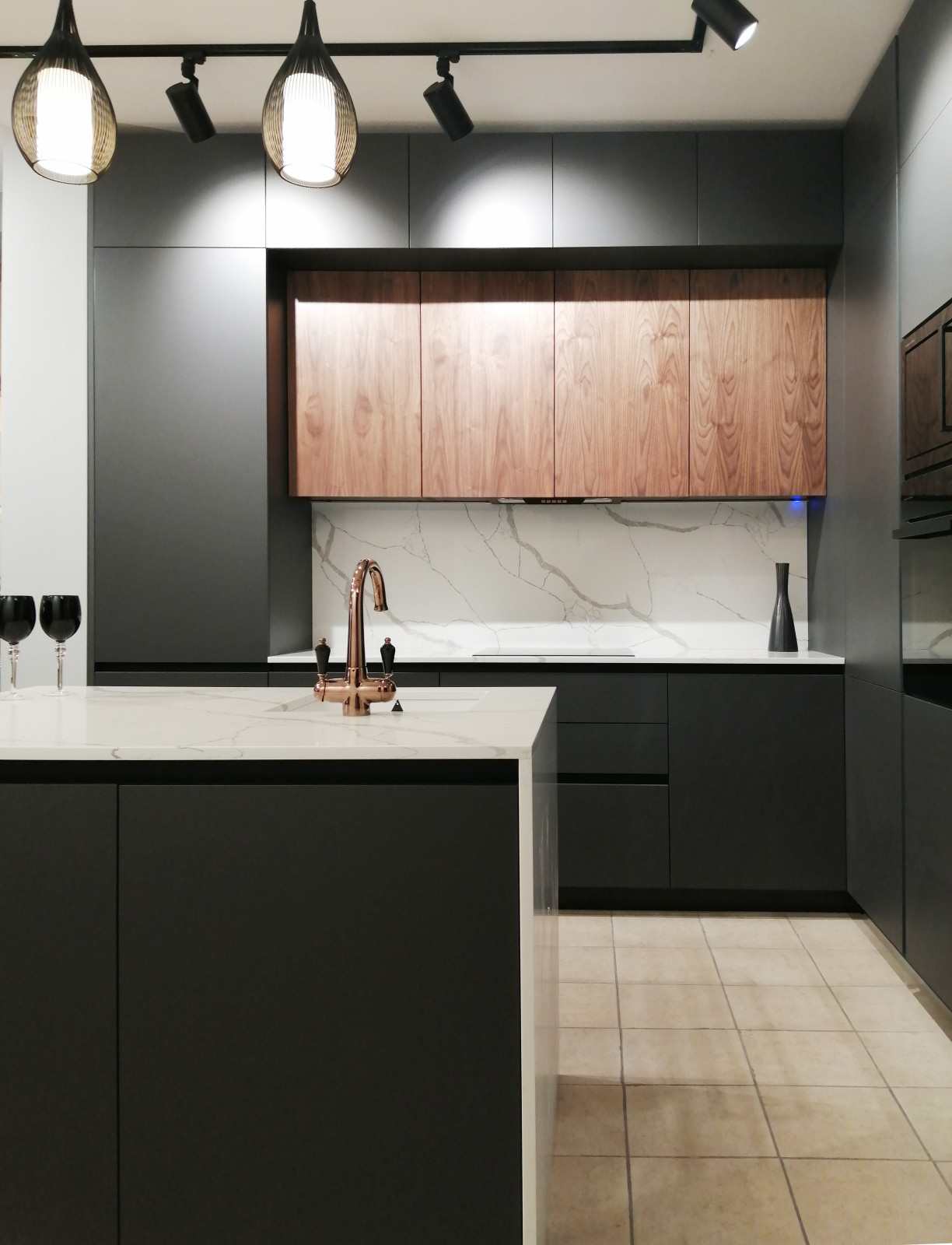 Обложка проекта: Современная кухня со столом островом