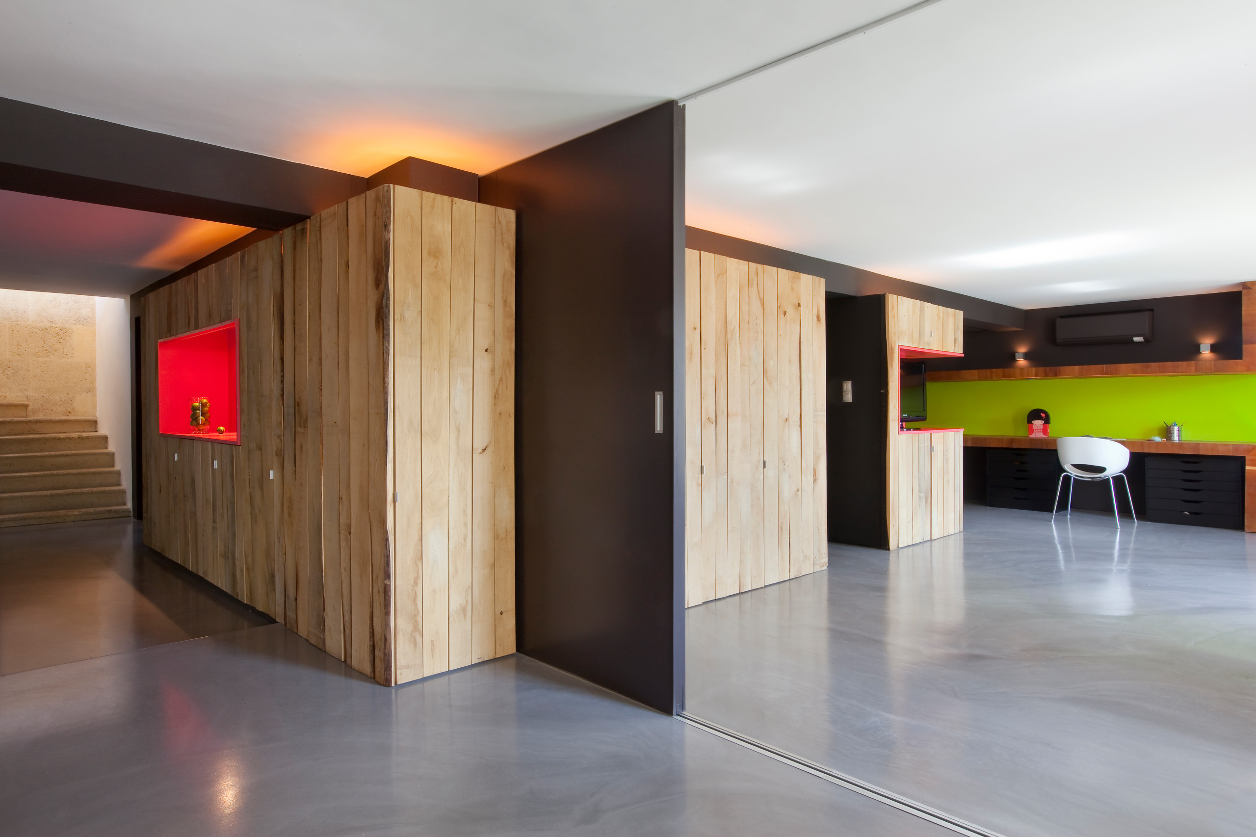 Детская недели: Современный интерьер для троих детей в цокольном этаже