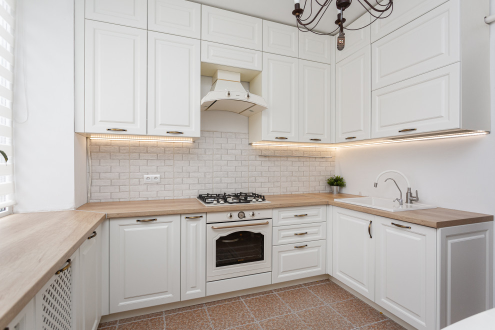 Белая кухня в стиле неоклассика