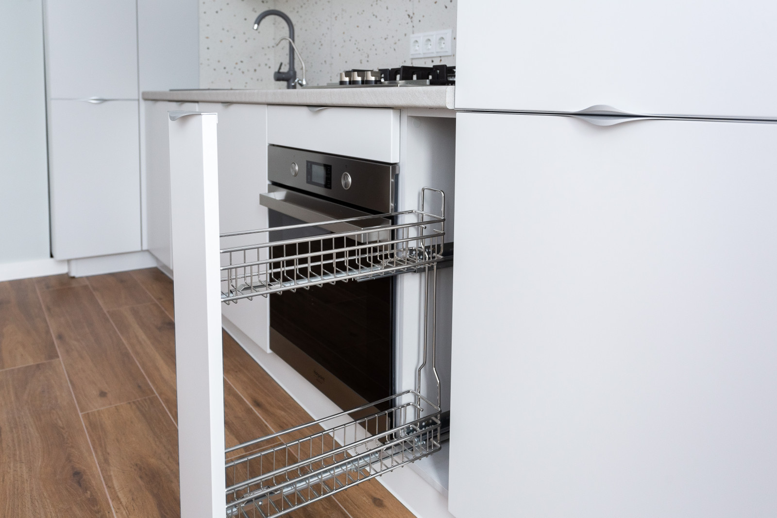 Матовая белая современная кухня