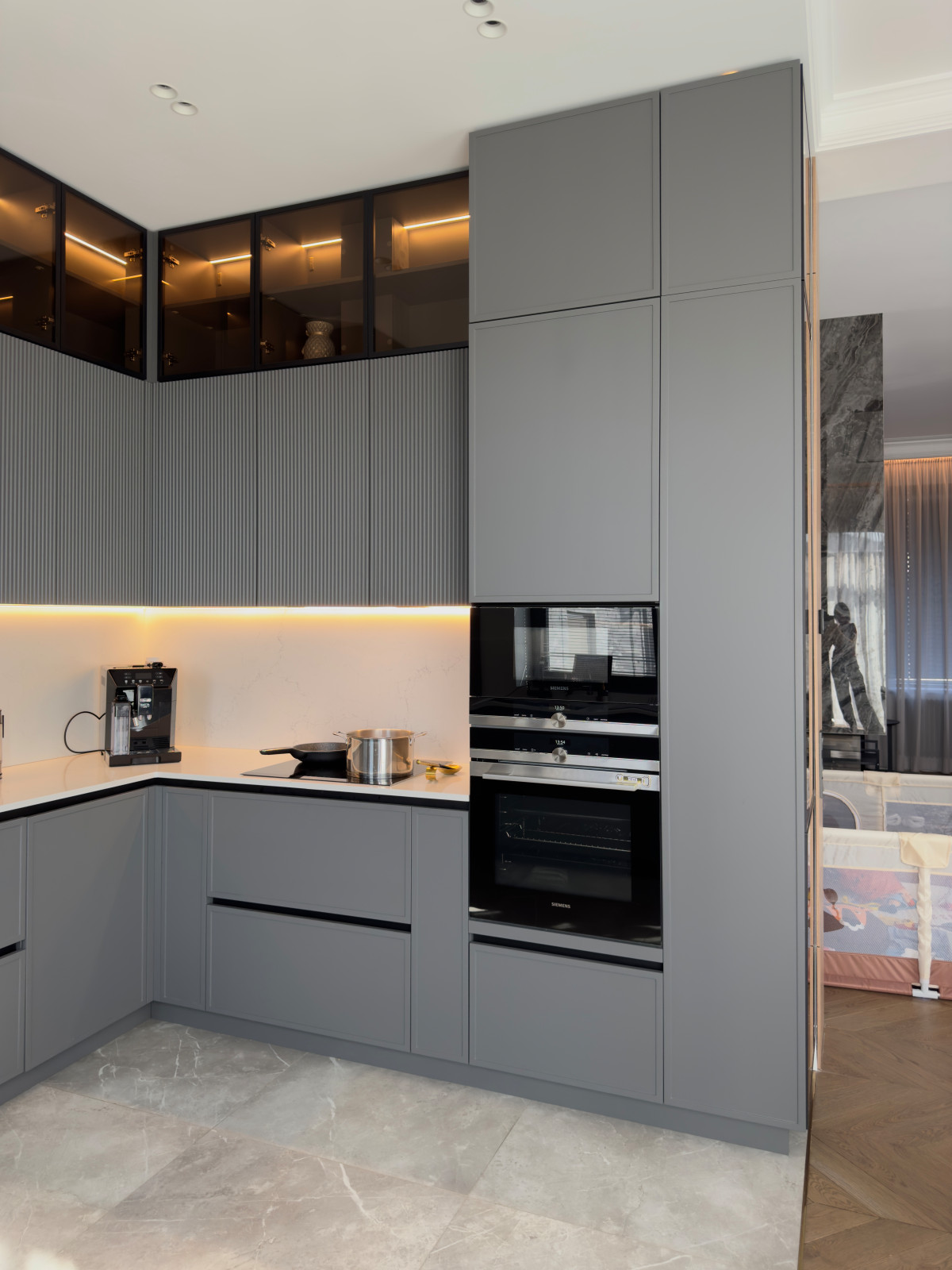 Кухня с кладовой в загородном доме