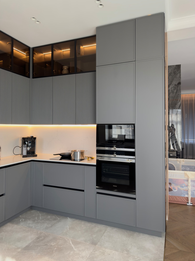 Кухня с кладовой в загородном доме