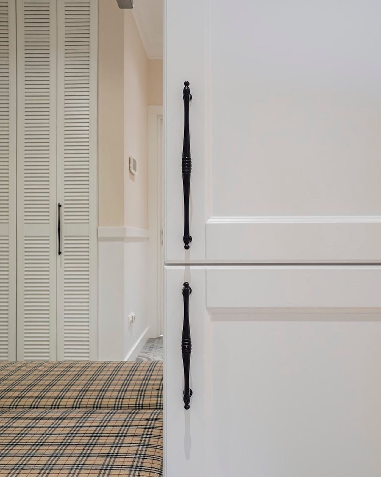 Белая прихожая в стиле неоклассика.