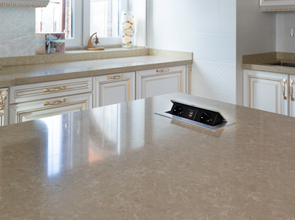 Просторная кухня в классическом стиле