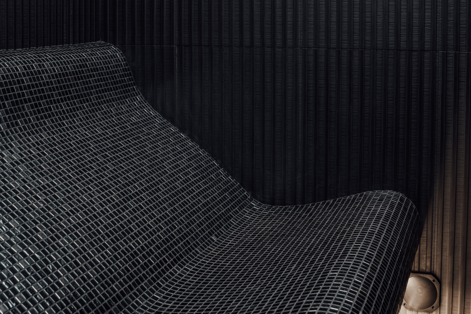 Форма эргономичного лежака.