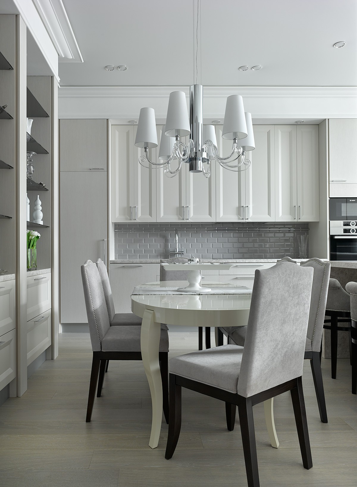 Черно-белая квартира с цветочной спальней