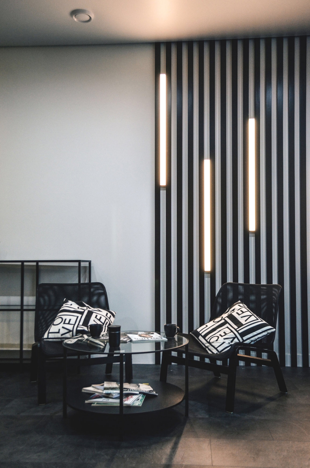 Обложка проекта: Monochrome apartments for young man on 24th floor