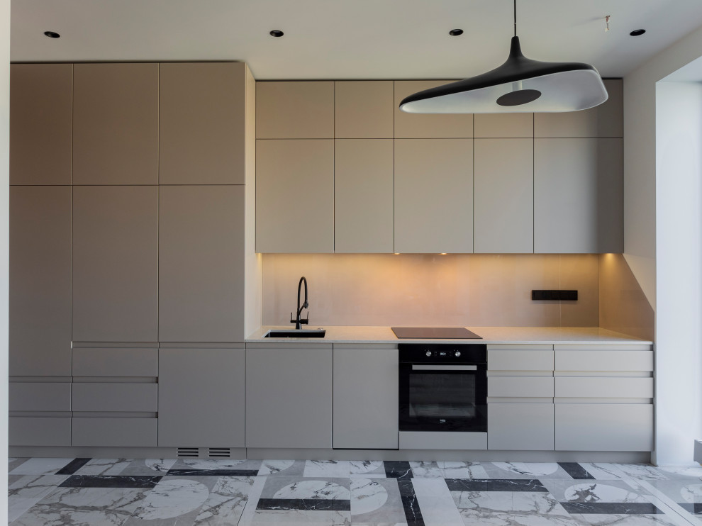 Большая стильная кухня в неоклассическом стиле в светлых тонах