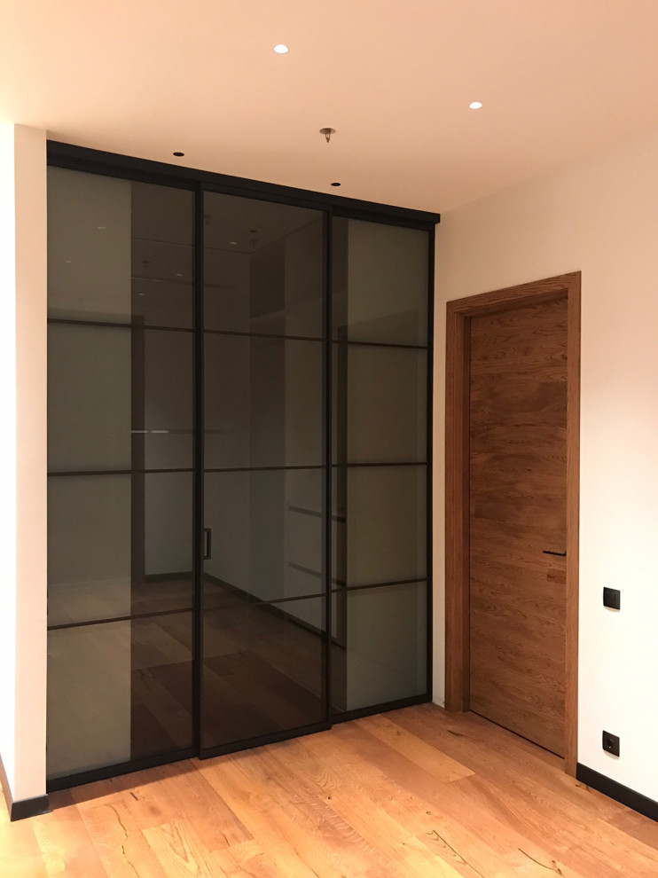 Раздвижная перегородка в гардеробной (стекло графит)