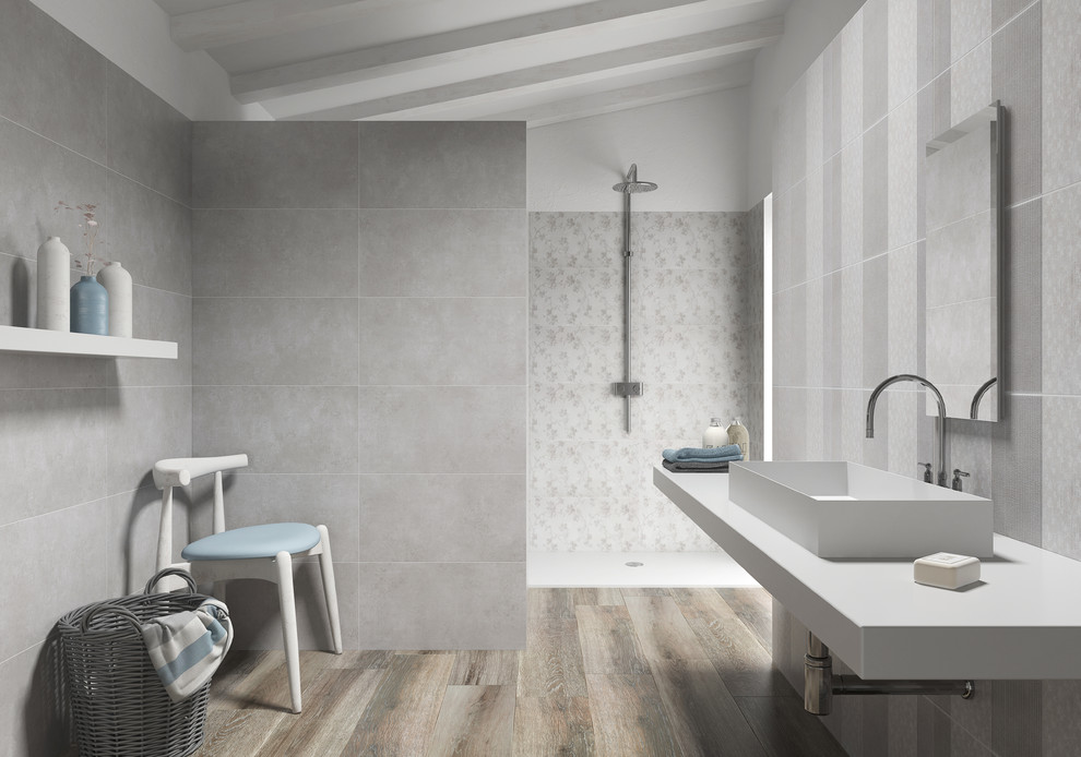 Керамические обои и винтажное дерево на полу.