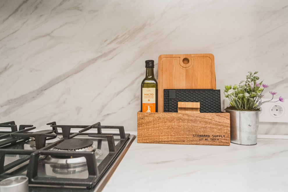 Светлая кухня с древесным декором