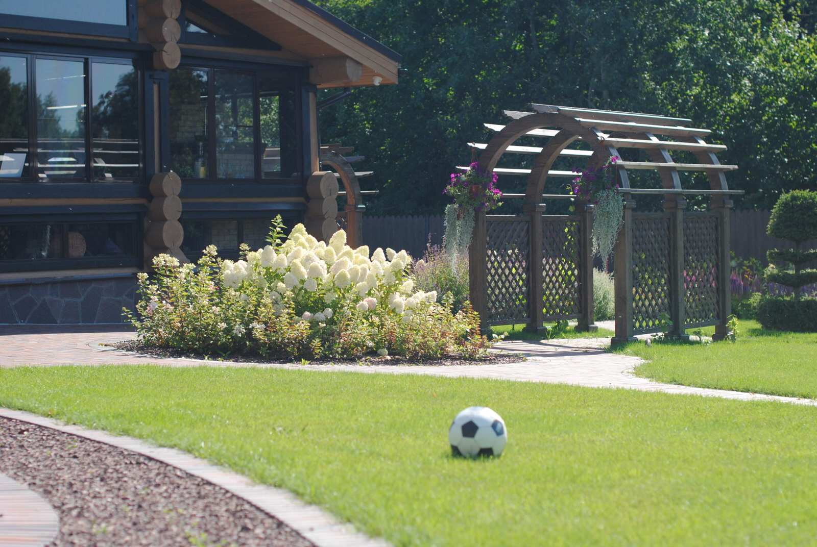 Дизайн участка с уклоном более 7 м.