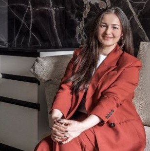 Карина Толстова