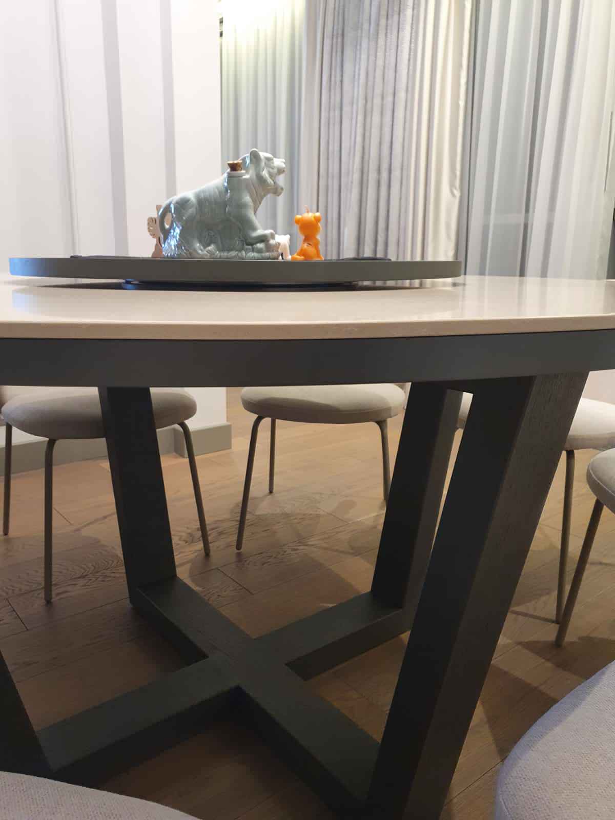 Обложка проекта: Интерьерный стол с кварцевой столешницей и вращающейся подставкой для сервировки