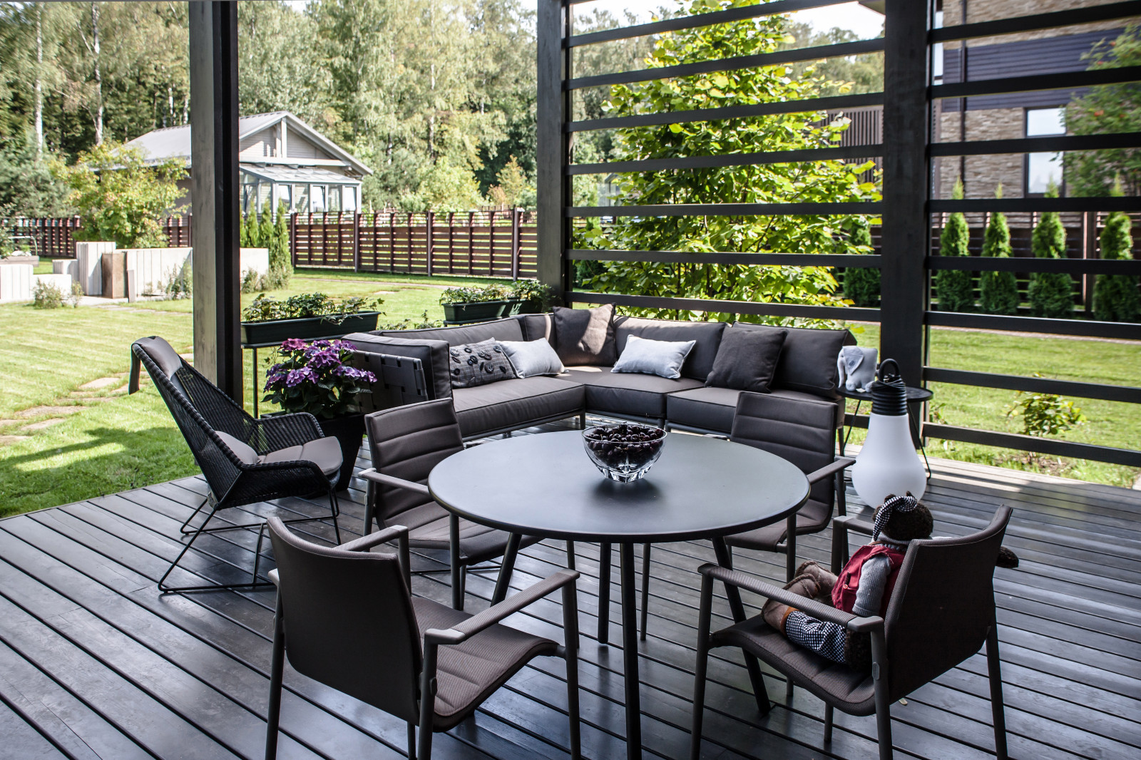 Интерьер дома со средневековым порталом