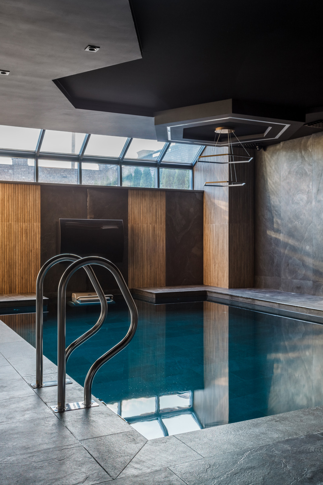 Сауна с бассейном в цоколе частного дома.